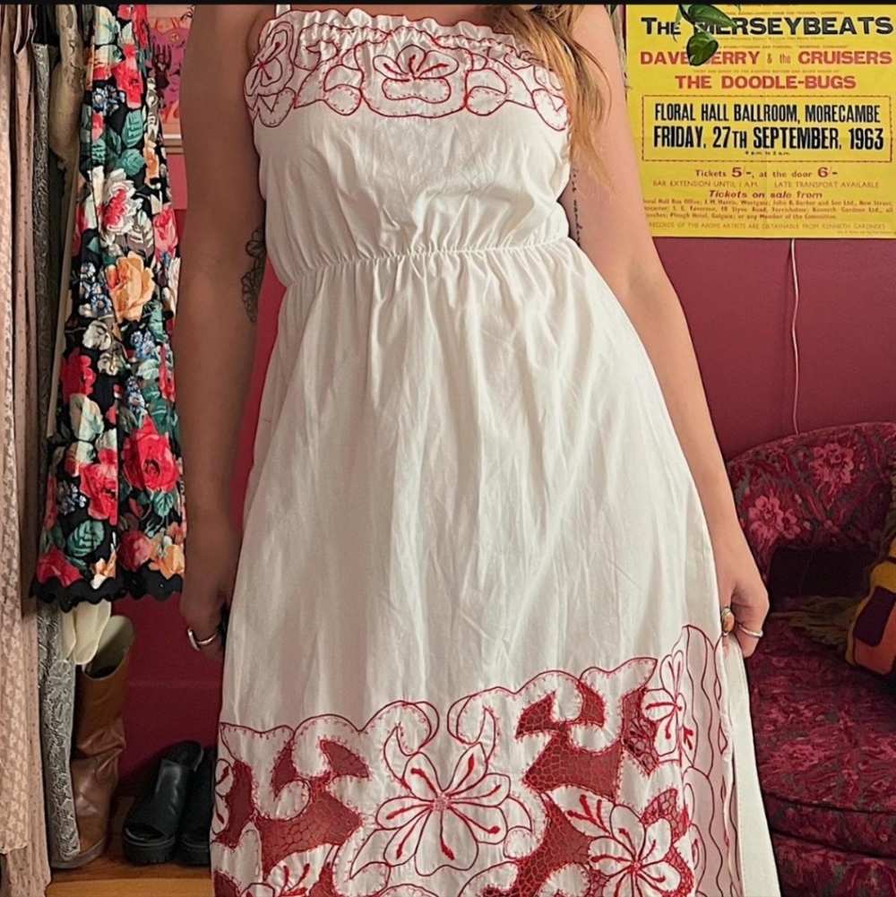 Vintage Embroidered White and Red Dress Small
